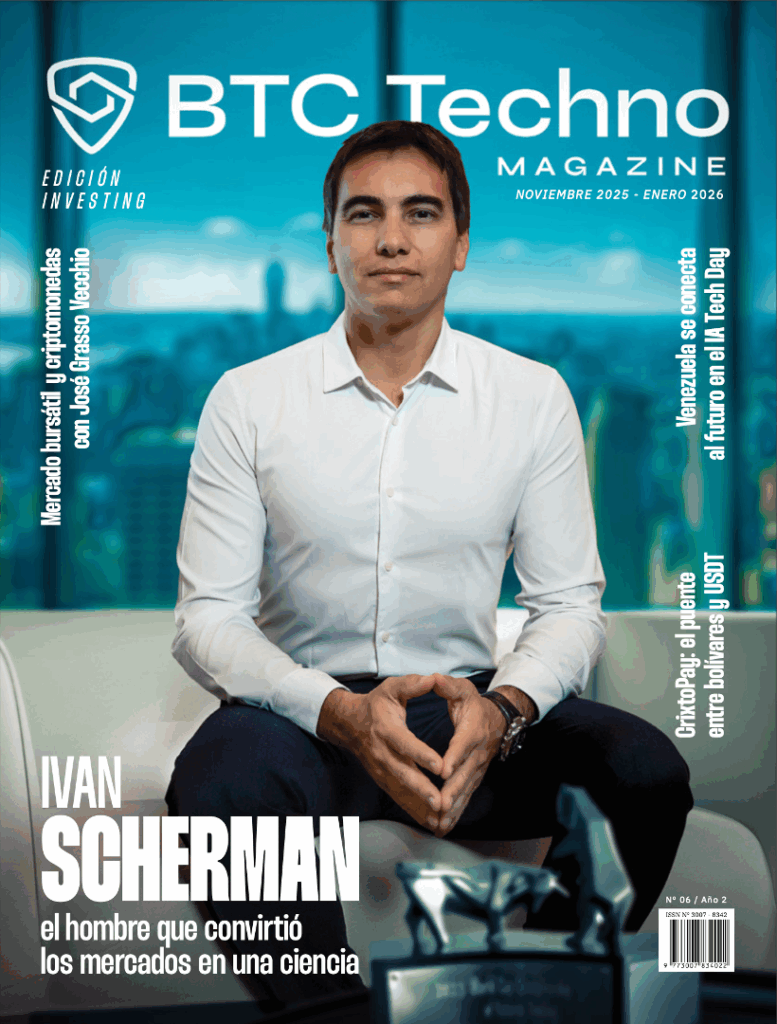 Hombre con camisa blanca y pantalón negro sentado en mueble blanco con vista a la ciudad de fondo.