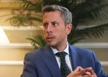 El economista Saifedean Ammous dando una entrevista.