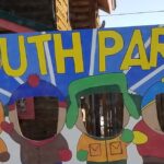 Personajes protagonistas de South Park en una pancarta con rostros huecos.