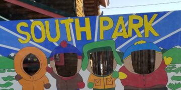 Personajes protagonistas de South Park en una pancarta con rostros huecos.