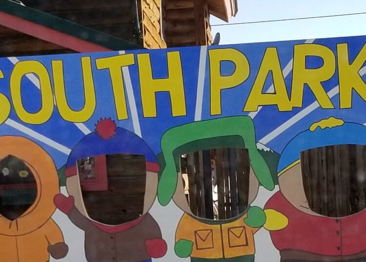 Personajes protagonistas de South Park en una pancarta con rostros huecos.