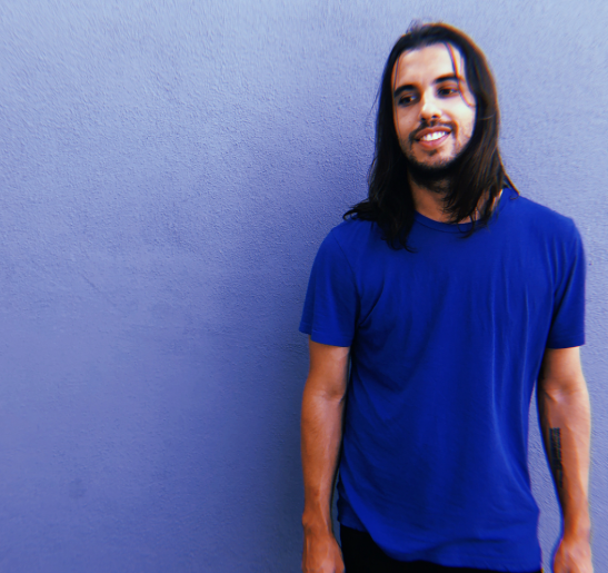 Steve Tippeconnic apoyado sobre una pared.