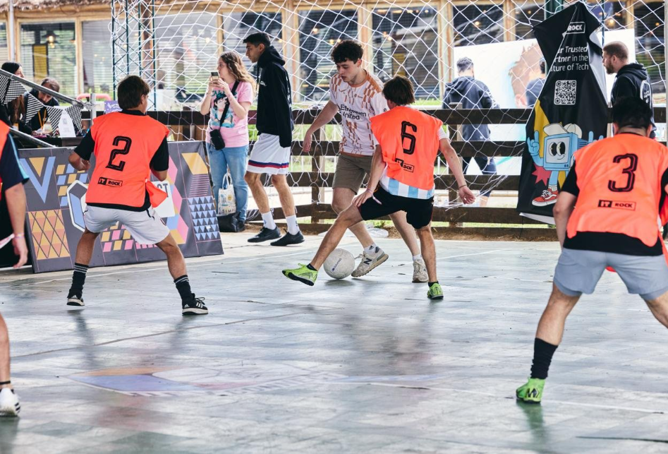 Hombres jugando al fútbol durante la Devconnect Argentina, el evento del mundo Ethereum.