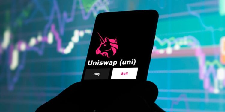 Un celular con el logo de Uniswap delante de gráfico de precios.