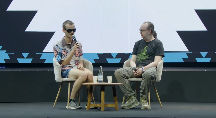 Vitalik Buterin y Robert Dingledine en una conferencia durante la Devconnect Argentina.