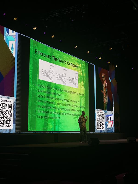 Vitalik Buterin en un escenario ofreciendo una ponencia sobre el desarrollo de Ethereum.