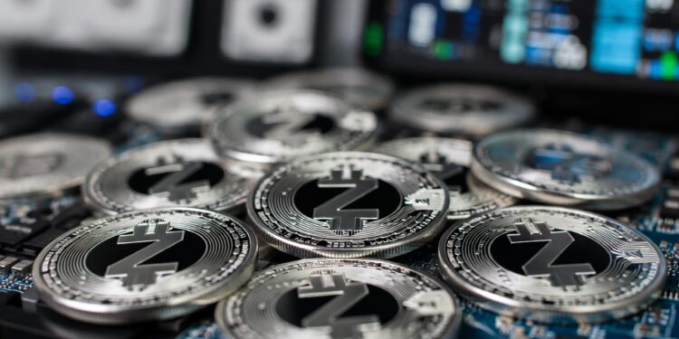 Monedas de Zcash dentro de una computadora.