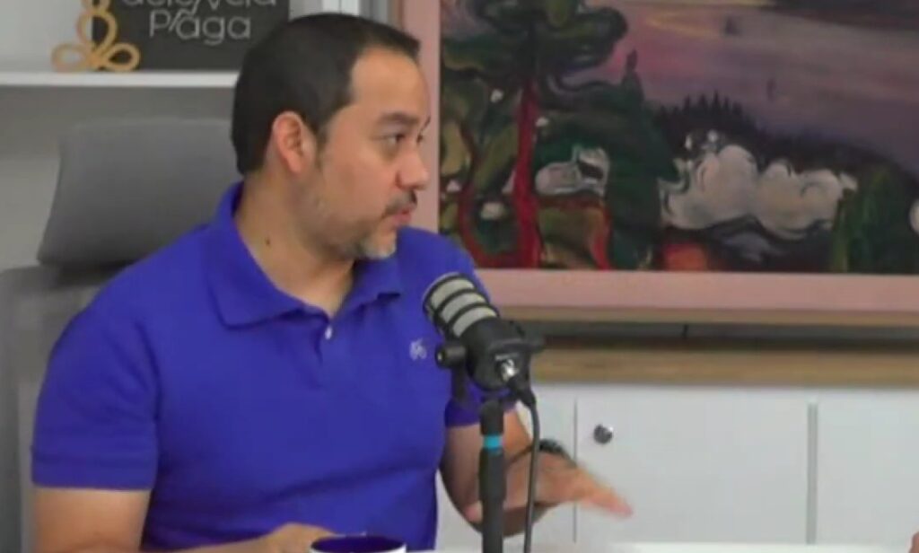 Trader Alberto Cárdenas es entrevistado para un podcast en YouTube.