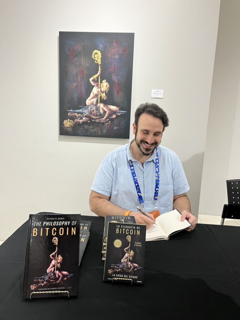 Alvaro D María firmando libros.