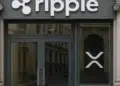 Puerta principal de un banco con el logo de Ripple.
