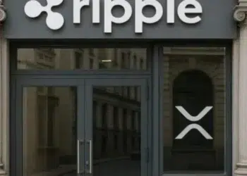 Puerta principal de un banco con el logo de Ripple.