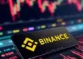 Membrete con el logo de binance frente a indicadores de mercados.
