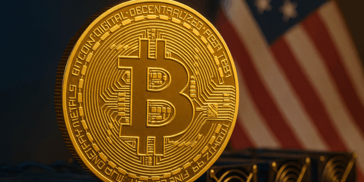 Moneda de Bitcoin en primer plano con equipos de minería y bandera de Estados Unidos al fondo