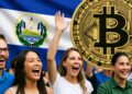 Personas celebran Bitcoin en El Salvador.