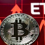 Moneda física de bitcoin en primer plano, detrás un gráfico financiero en rojo intenso y las letras ETF.