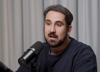 El autor Alvaro D. María en una entrevista.