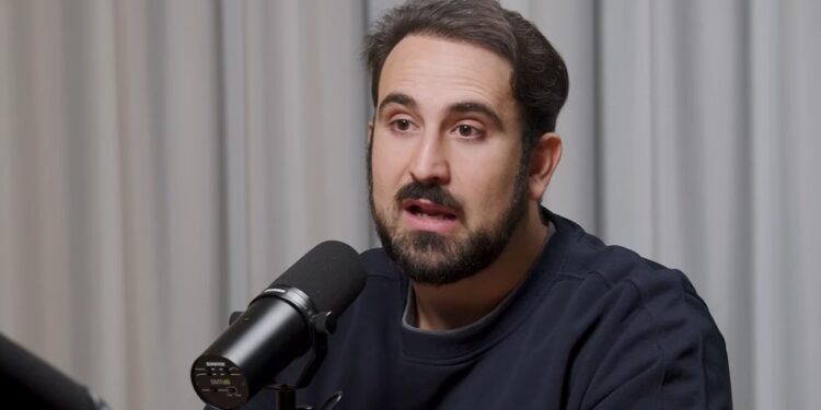 El autor Alvaro D. María en una entrevista.