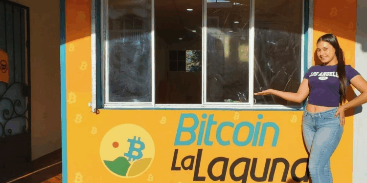 Foto del centro Bitcoin en La Laguna, El Salvador.