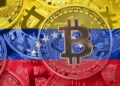 Monedas físicas de bitcoin con la bandera de Venezuela.