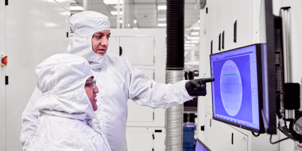 Científicos trabajando en un laboratorio.