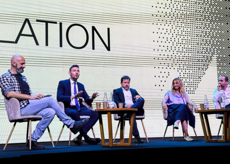 Foto en Devconnect de panel del Regulation Day.