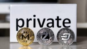 Monedas físicas de monero, zcash y dash delante de cartel que dice private.