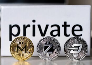 Monedas físicas de monero, zcash y dash delante de cartel que dice private.