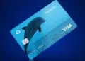Tarjeta Visa de color azul con el logo de un delfín.