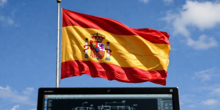 Bandera de España sobre un monitor al aire libre.