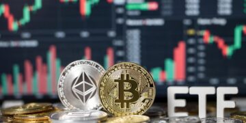 Dos monedas, una de bitcoin (dorada) y otra de ethereum (plateada), sobre otras monedas y letras que forman las siglas "ETF", con gráficos bursátiles de fondo.