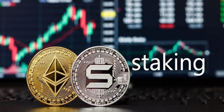 Dos monedas físicas de Ethereum y Solana, colocadas lado a lado, a la derecha la palabra staking, con un gráfico bursátil desenfocado.