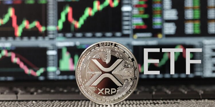 Moneda física de XRP plateada, acompañada por las letras ETF y de fondo pantallas de trading de Wall Street con gráficos.