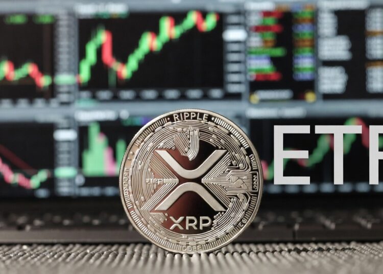 Moneda física de XRP plateada, acompañada por las letras ETF y de fondo pantallas de trading de Wall Street con gráficos.