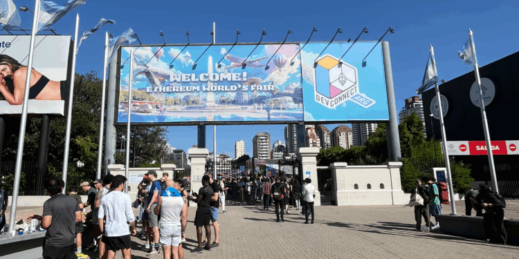 Foto de la entrada de Devconnect 2025.