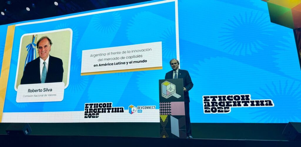 Roberto E. Silva en la conferencia en Devconnect en Argentina.