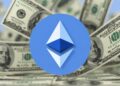 Logo de Ethereum y billetes de dólares