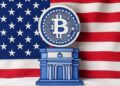 Bandera de los Estados Unidos detrás de dos logos: uno de bitcoin y uno genérico de una institución.