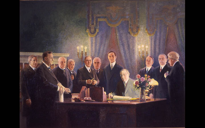 Presidente Woodrow Wilson firma la Ley de Reserva Federal.