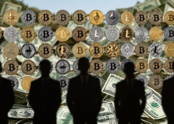 Siluetas negras de varias personas de pie, de espaldas, contemplando un fondo compuesto por grandes monedas físicas de bitcoin y criptomonedas.