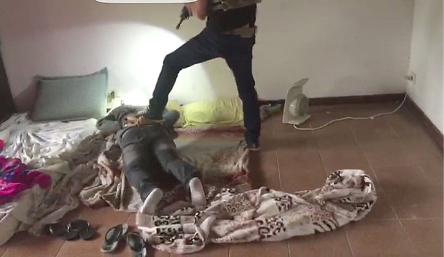 Policia sometiendo a secuestrador en el suelo.