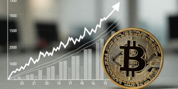 Una moneda física de bitcoin en primer plano a la derecha, con un gráfico de barras y una línea ascendente en el fondo que representa la inflación en EE. UU.