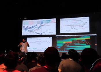 Iván Paz Chain hablando en el escenario de LABITCONF 2025.