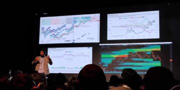 Iván Paz Chain hablando en el escenario de LABITCONF 2025.