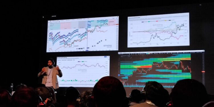 Iván Paz Chain hablando en el escenario de LABITCONF 2025.