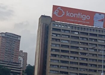 Fotografía de valla publicitaria de Kontigo en Caracas.