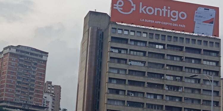 Fotografía de valla publicitaria de Kontigo en Caracas.