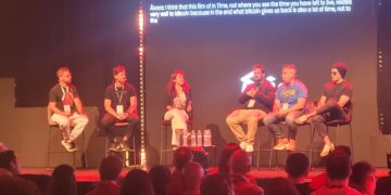 Panel en el escenario principal de Labitconf 2025.