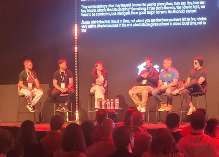 Panel en el escenario principal de Labitconf 2025.