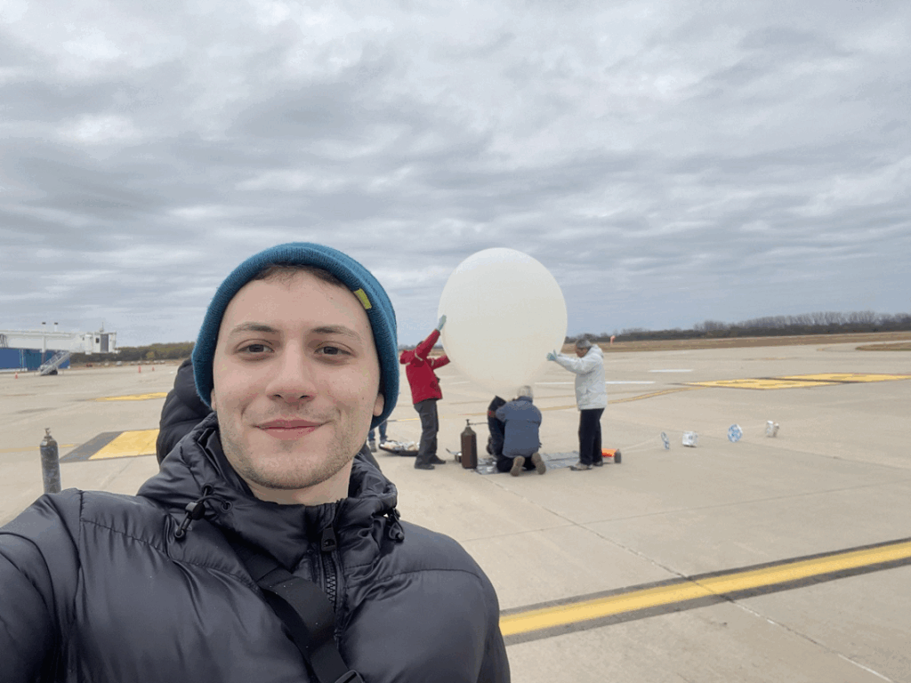 Selfie de Hernán González presenciando el lanzamiento de un globo de látex.