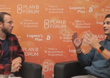 El entrevistador Iván Gómez conversa con Mauricio Di Bartolomeo